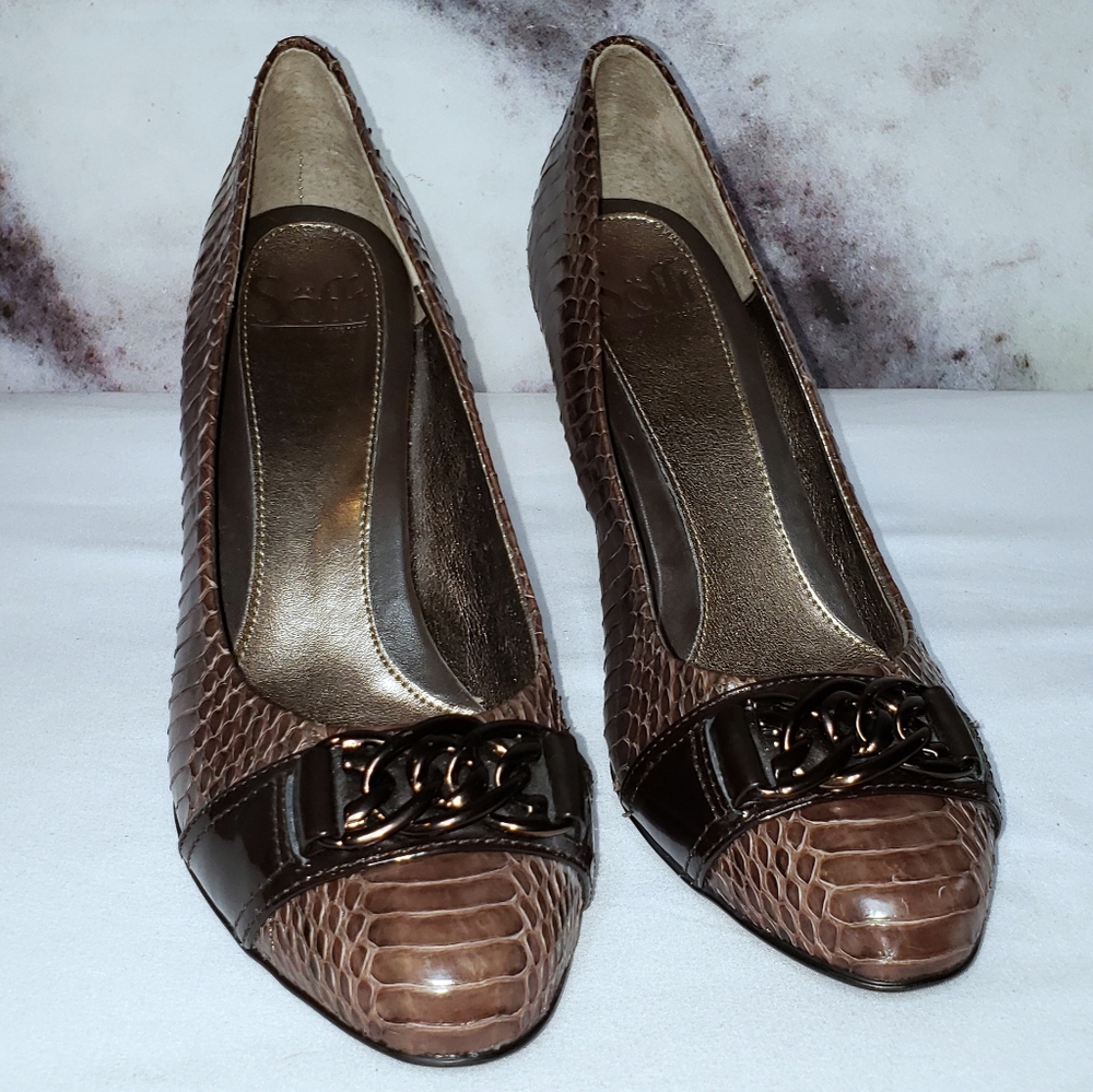 NEW Sofft brown leather snakeskin buckle heels sz8
